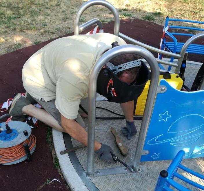 Giostra per disabili rotta e già riparata