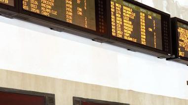 Treni cancellati, i pendolari: «O paghi di più o resti qui»