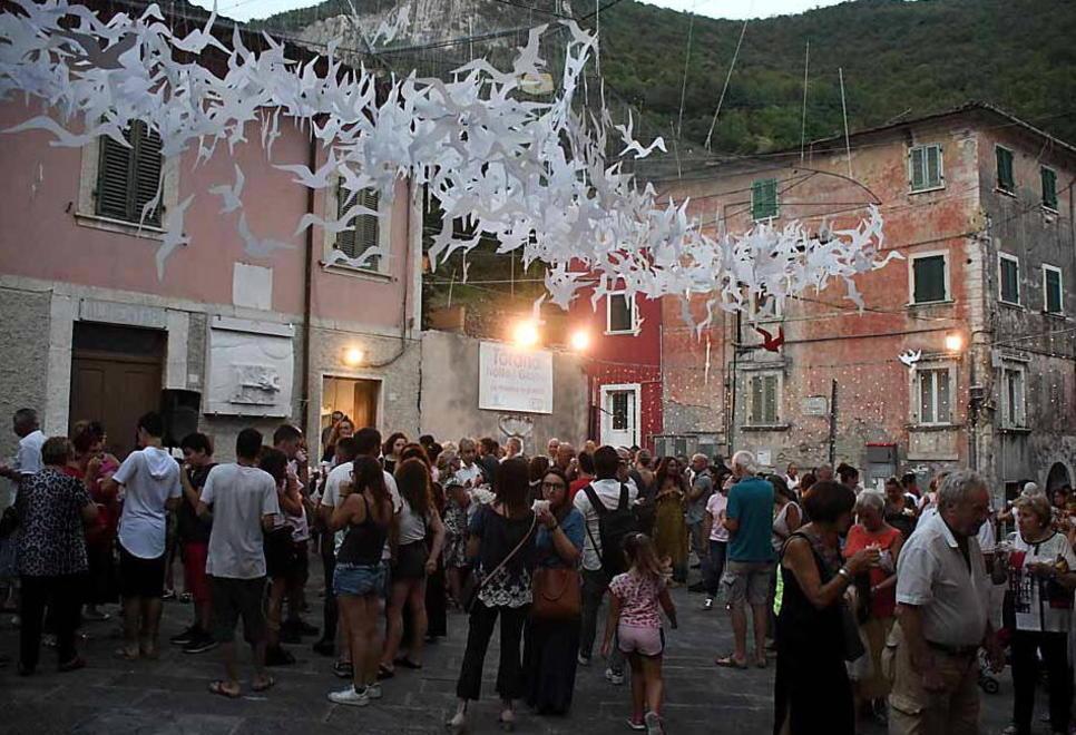 Il senso di una macchia rossa, l’arte invade Torano il borgo della creatività