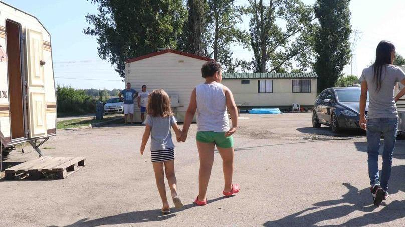 I timori dei residenti del campo nomadi: «Non dividete le nostre famiglie»