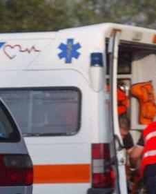 Cade dalla diga foranea 