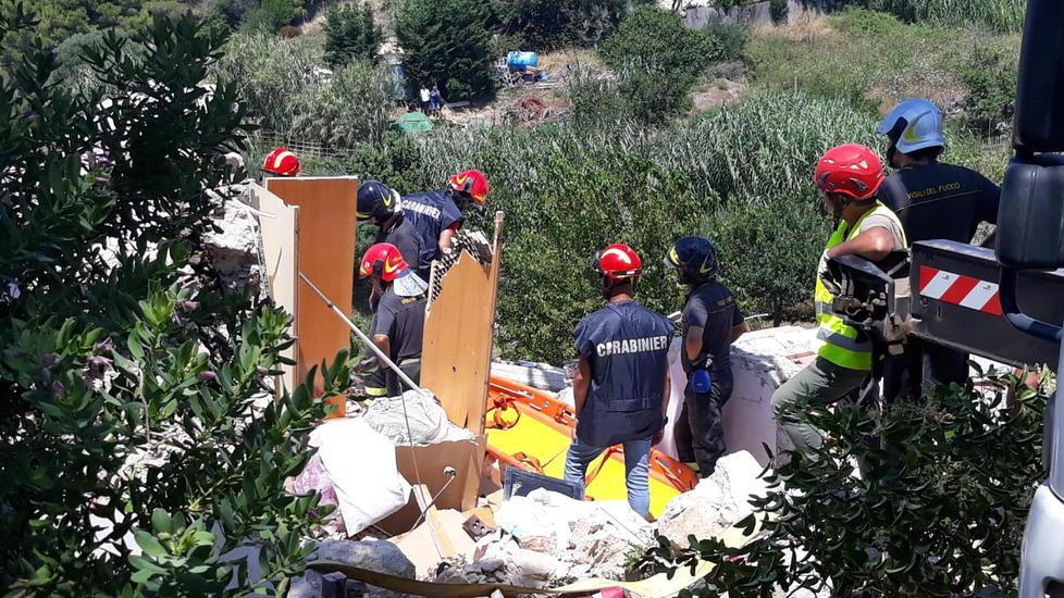 Iniziate le indagini nella villetta esplosa: si cerca tra le macerie la causa del disastro 