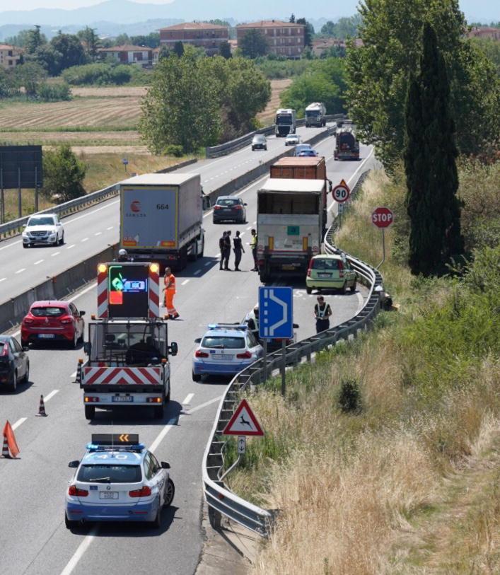 Fi-Pi-Li, camion si scontrano sulla superstrada 
