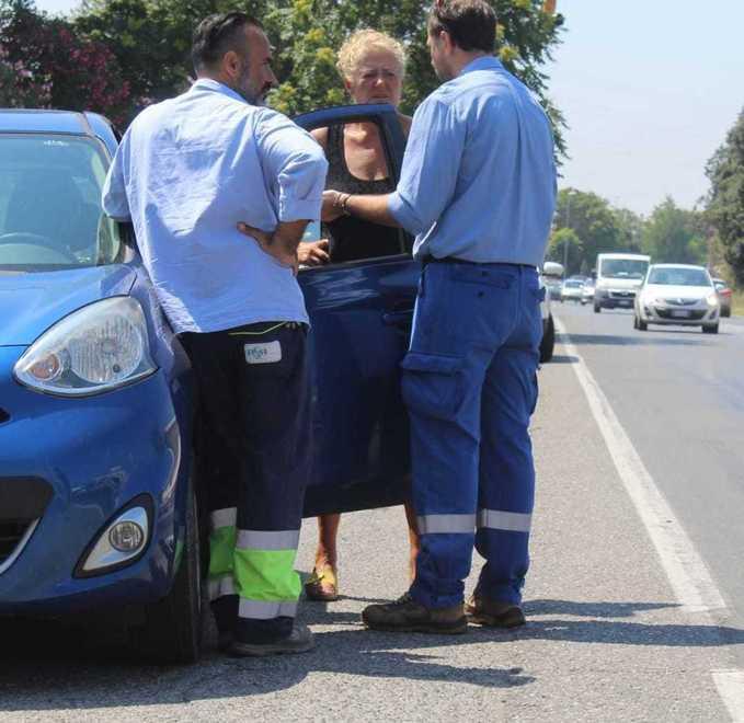 La madre del giovane con alcuni operai della raffineria (foto Cecilia Foschi/Pentafoto)
