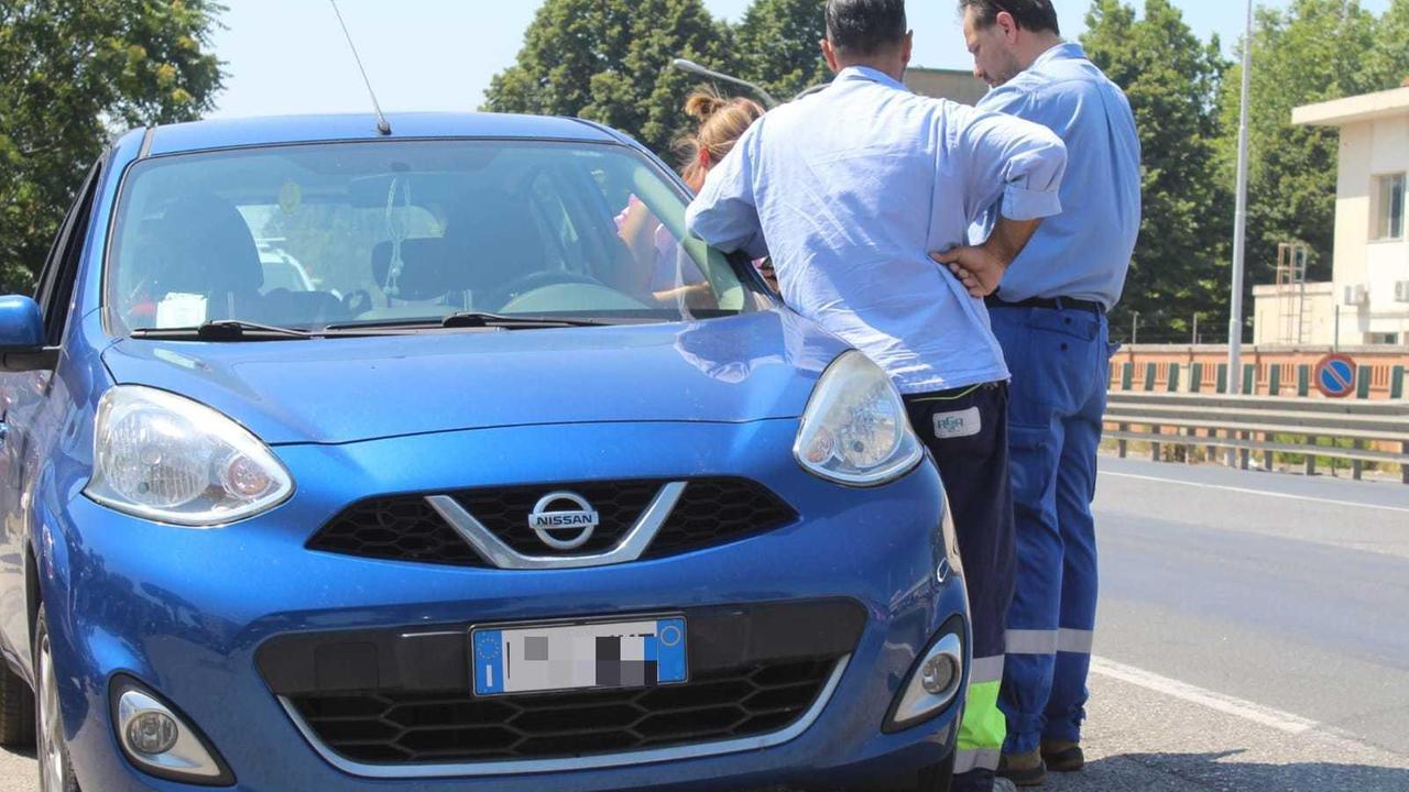 Due colleghi di lavoro di Luino mentre parlano con la moglie fuori dalla raffineria Eni (foto Cecilia Foschi/Pentafoto)