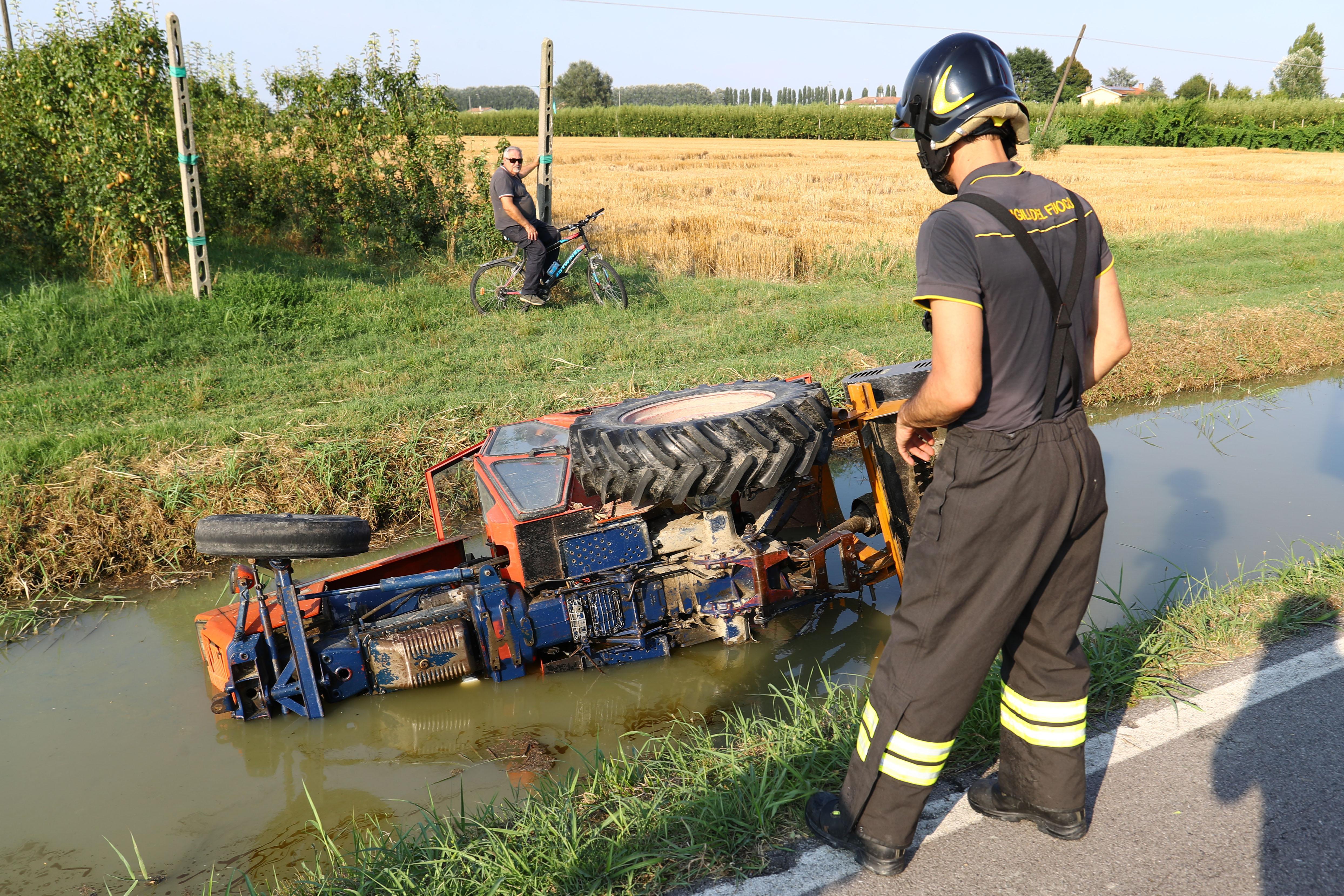 Trattore nel canale: anziano portato in ospedale 