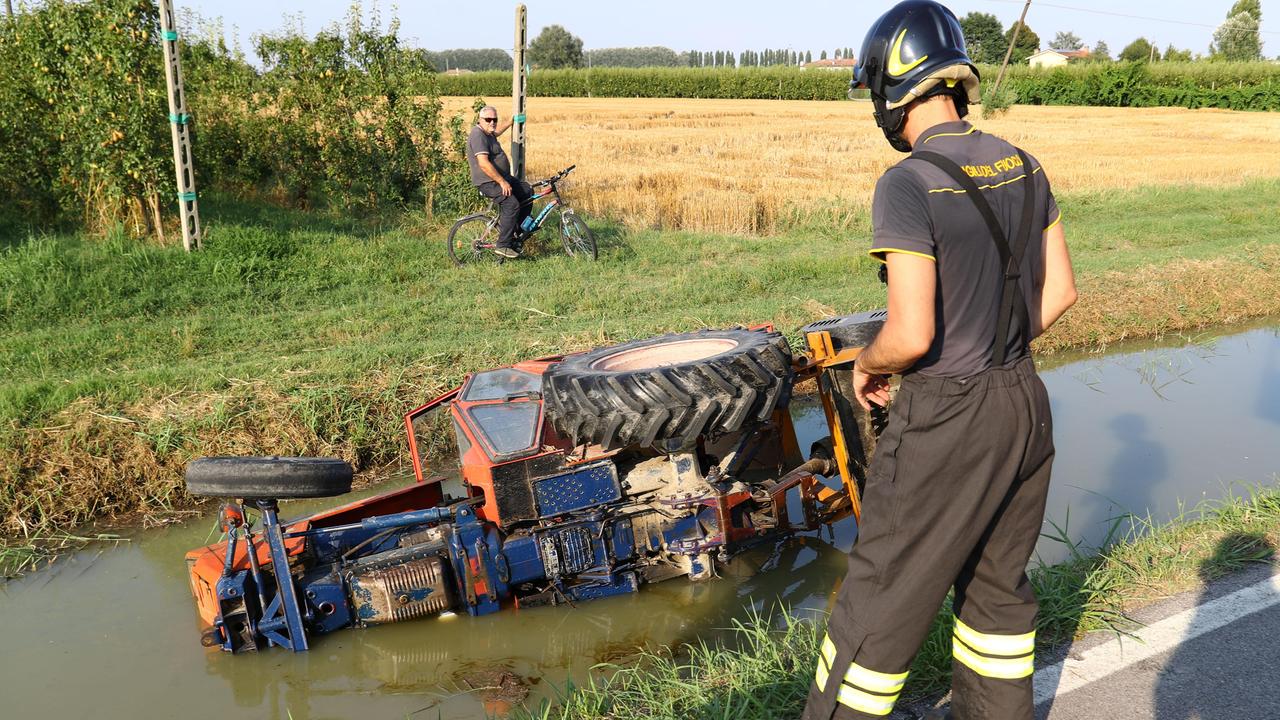 Trattore nel canale: anziano portato in ospedale