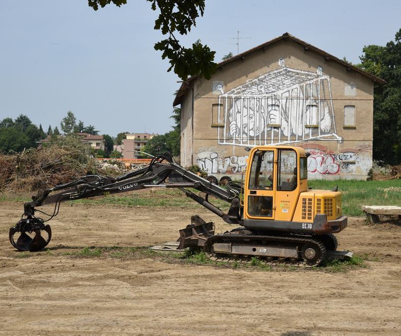 Reggio Emilia, in via Luxemburg ruspe e camion in azione per il nuovo Conad 