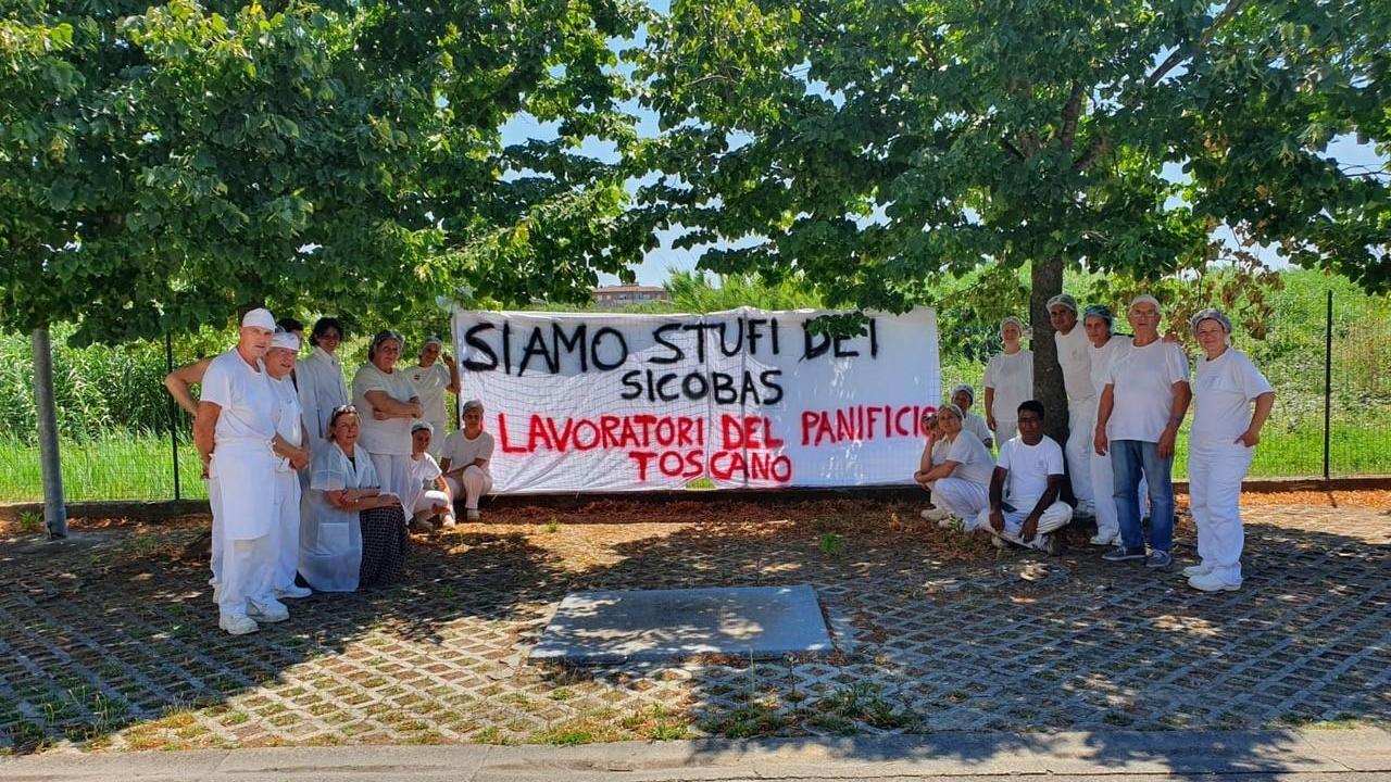 Lo striscione esposto da un gruppo di dipendenti del Panificio Toscano