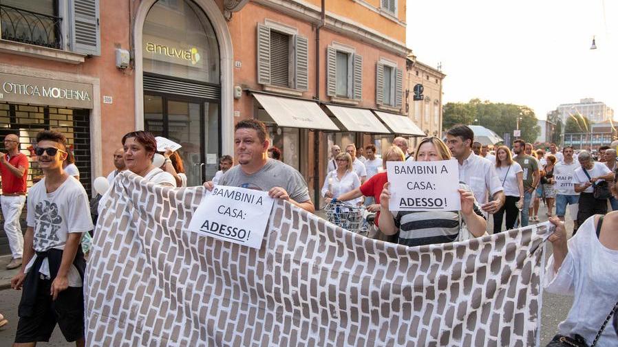 A Modena In quattrocento sfilano con le fiaccole per il caso di Bibbiano