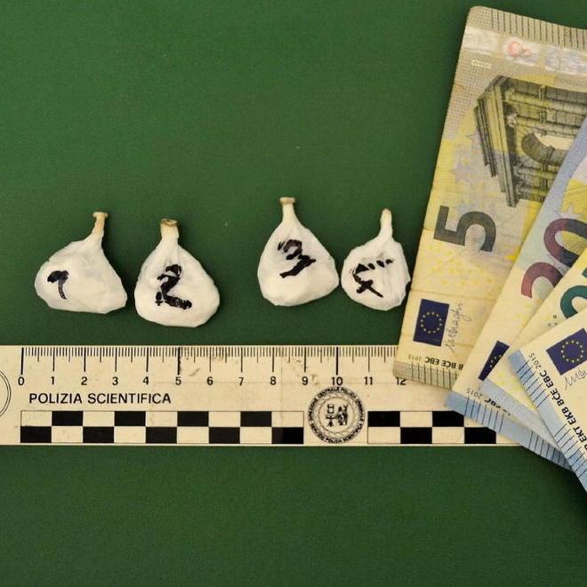 Sacchettini di cocaina sequestrati dalle Volanti 