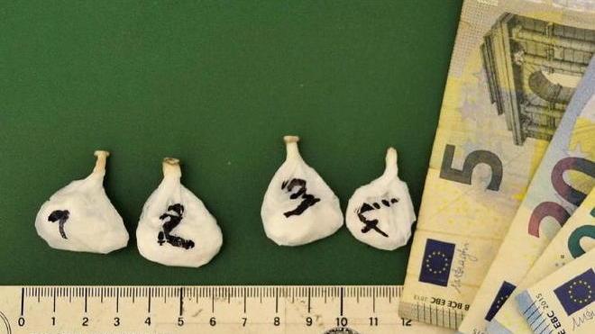 Sacchettini di cocaina sequestrati dalle Volanti