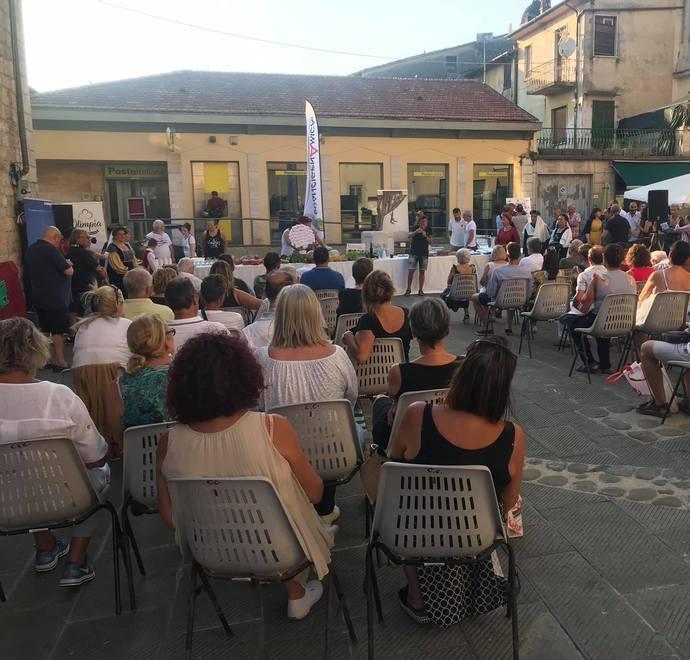 Che folla in piazza con il Tirreno