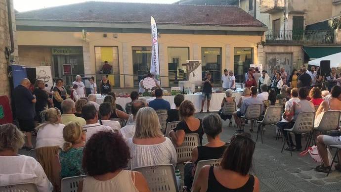 Che folla in piazza con il Tirreno