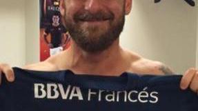 Mediano dei due mondi De Rossi, che festa allì’arrivo a Buenos Aires