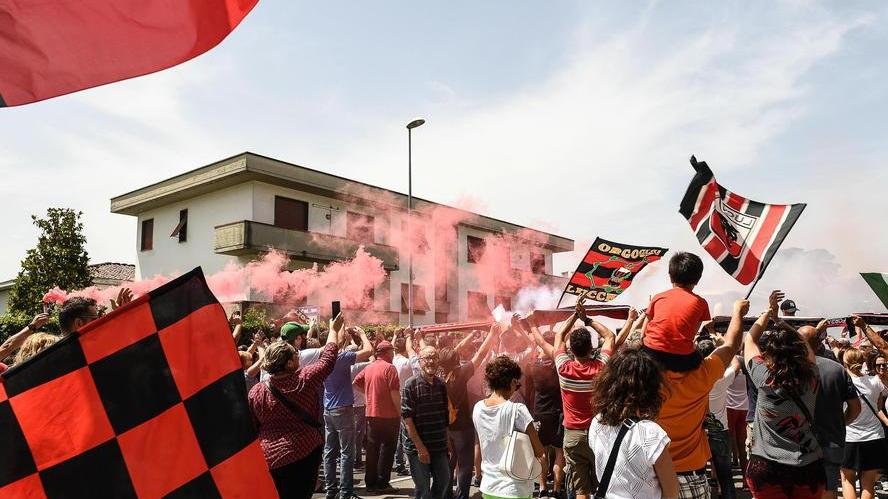 Rossoneri, in pista resta soltanto Mariani Evaporano i gruppi di Corda e dei “lucchesi”