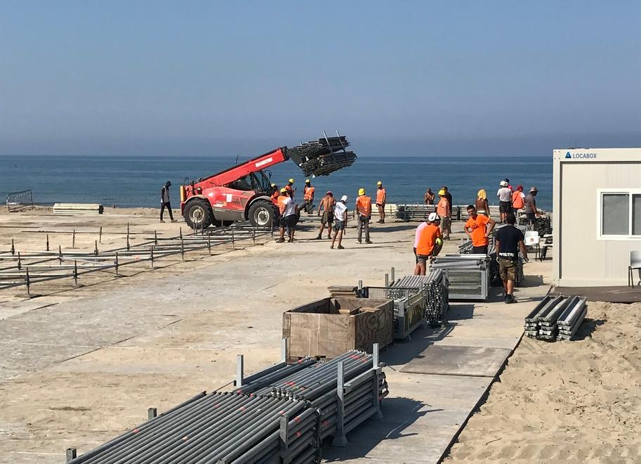 Operai al lavoro 24 ore su 24 per montare il palco di Jova 