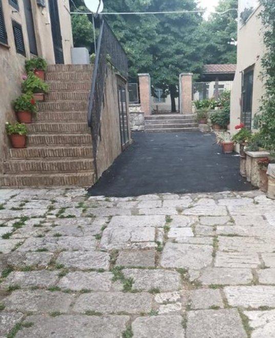Asfalto e antica pietra «Ma che bruttura» 