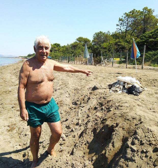 Sacchi di plastica sotto la sabbia della Giannella 