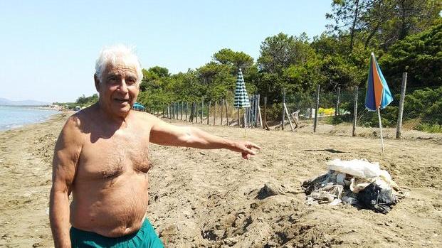 Sacchi di plastica sotto la sabbia della Giannella