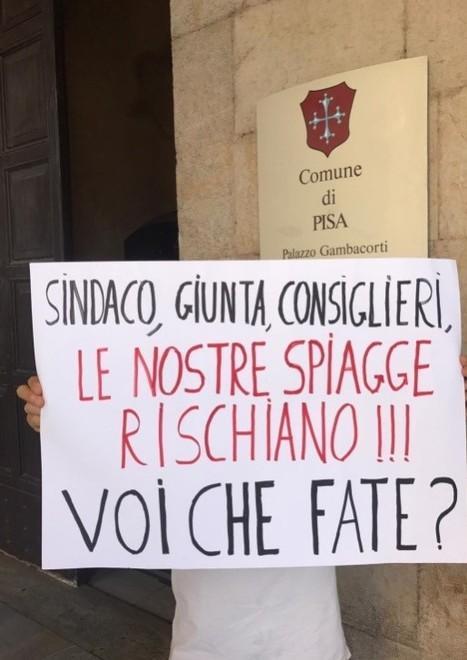 Volantini in consiglio «Salviamo le spiagge»