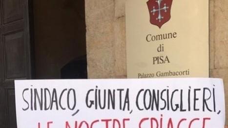 Volantini in consiglio «Salviamo le spiagge»