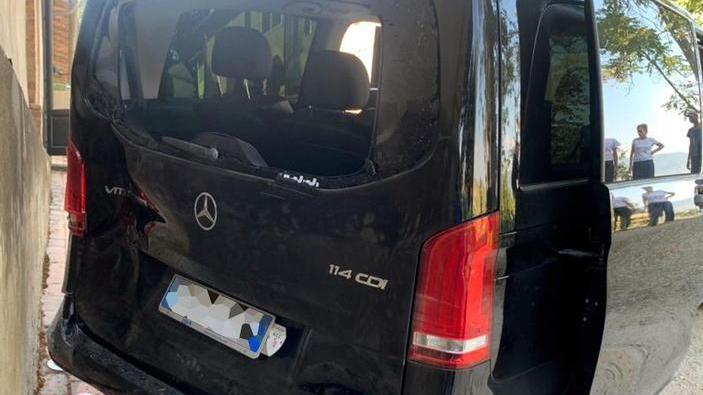 Schiacciato dal suo auto van 65enne in gravi condizioni