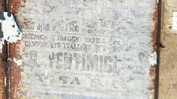Sul muro spunta il manifesto di Ventimigliese-Pisa: è del 1929
