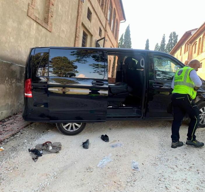 Schiacciato dal suo furgone Autista in gravi condizioni 