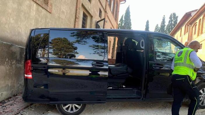 Schiacciato dal suo furgone Autista in gravi condizioni