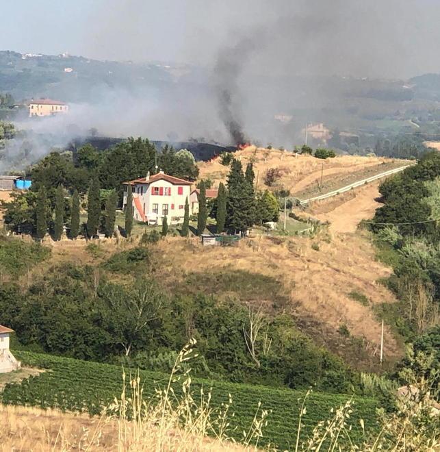 Fiamme a Quercitella In azione l’elicottero 