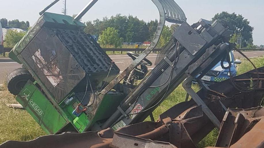 Tir perde muletto sulla A22
