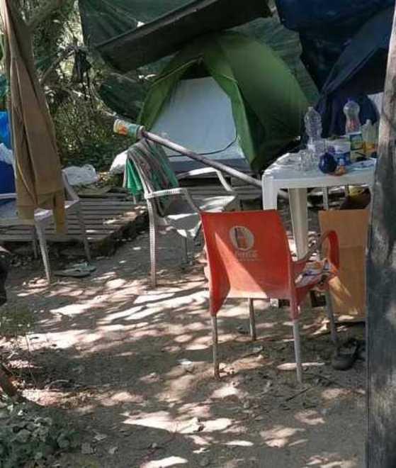Tendopoli in pineta L’operazione dei vigili