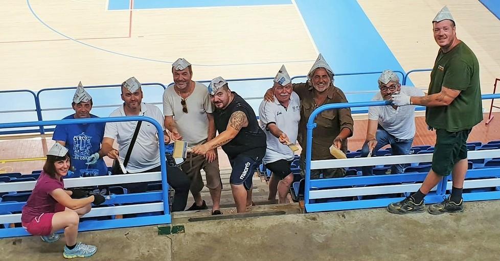 I dirigenti ed i tifosi all’opera per verniciare l’MF Palace Mercato: c’è il baby Ianelli