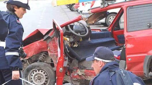 Ferito nell’auto distrutta dopo lo scontro