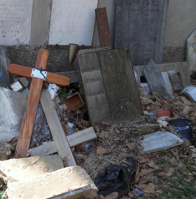 «Dentro il cimitero degrado, animali ed escrementi» 