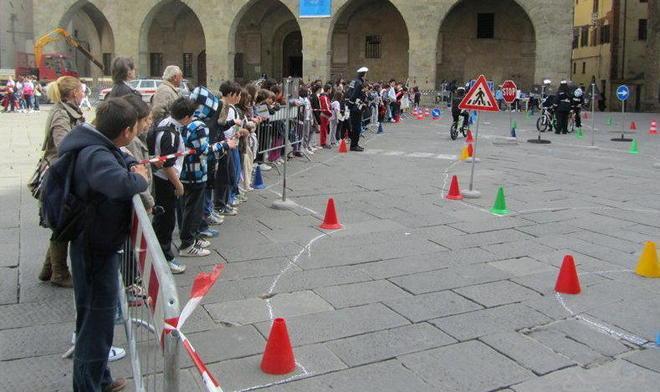 Ragazzi in piazza, lezione di sport 
