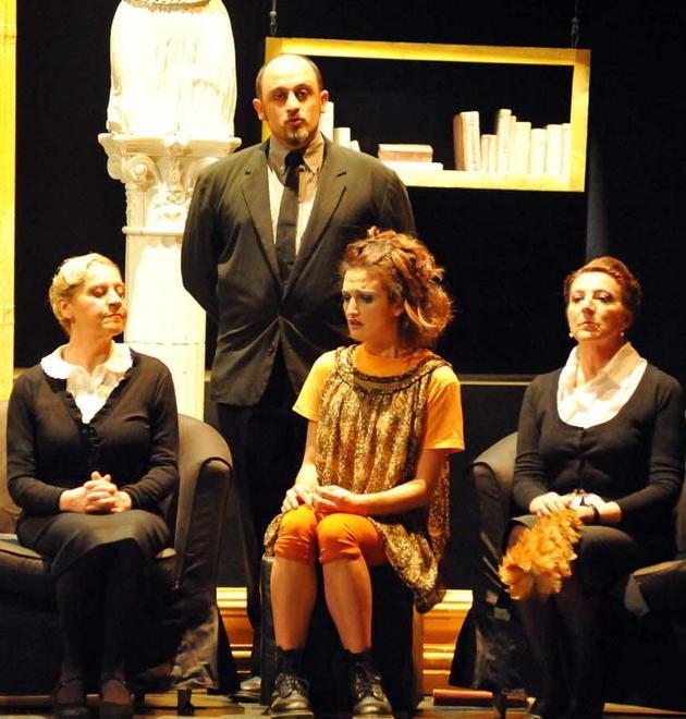 Con il Teatro dell’Aglio tra fantasmi e ironia 