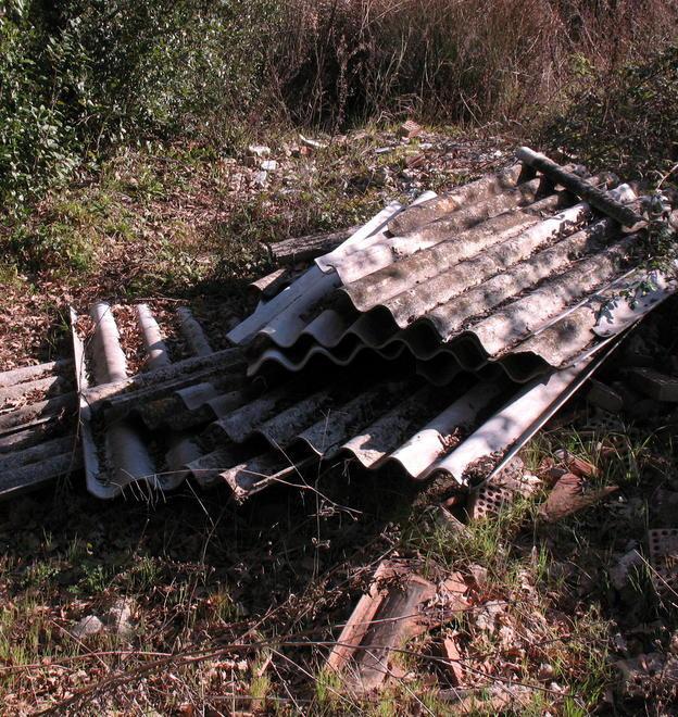 Discarica di lastre eternit a San Carlo Denuncia con foto dal comitato Wwf