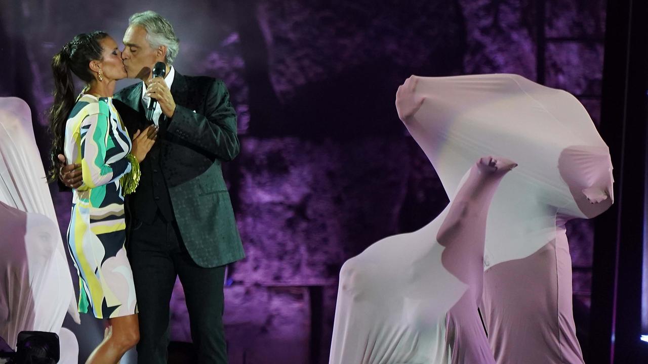 Il bacio tra Andrea Bocelli e la moglie Veronica (foto Franco Silvi)