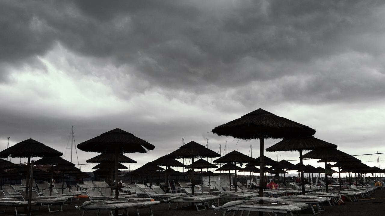 La spiaggia di Marina di Grosseto sotto la pioggia (Foto d'archivio, Agenzia Bf)