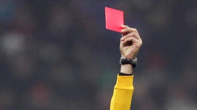 Arbitro donna colpita da un giocatore con una testata