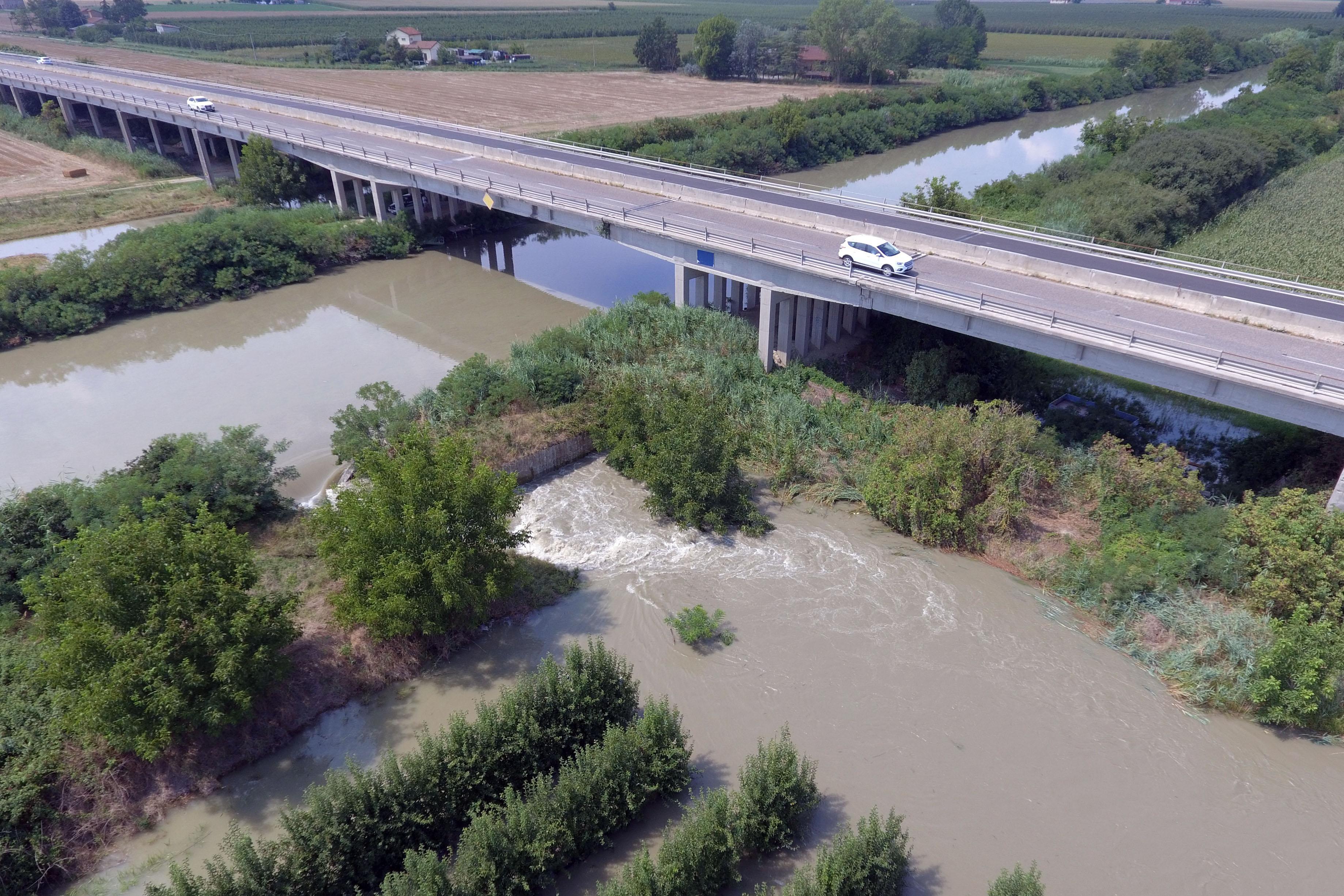 Cede l'argine del canale navigabile vicino a Ostellato