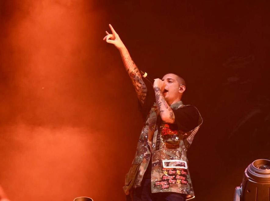 Gemitaiz e MadMan fanno ballare a ritmo di hip hop piazza Napoleone