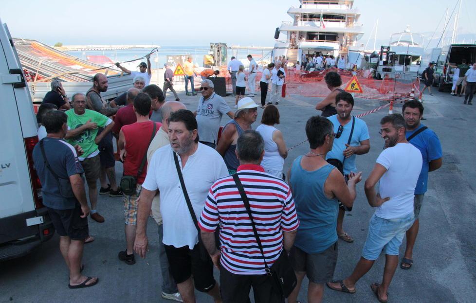 Rischio chiusura distributori: esplode la protesta dei pescatori