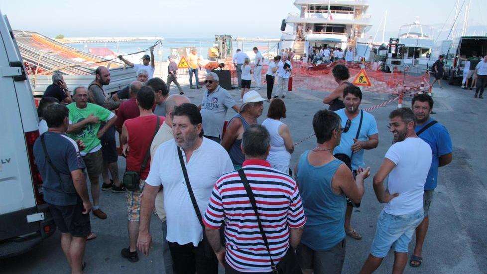 Rischio chiusura distributori: esplode la protesta dei pescatori
