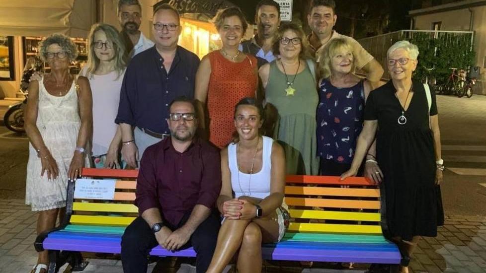 Diritti civili Inaugurata la panchina arcobaleno