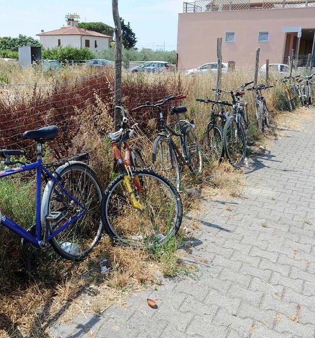 Stazione, un cimitero di bici abbandonate e rovinate 