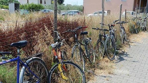 Stazione, un cimitero di bici abbandonate e rovinate