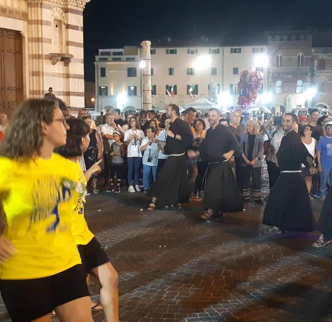Frate francescano si accascia durante la festa in piazza 